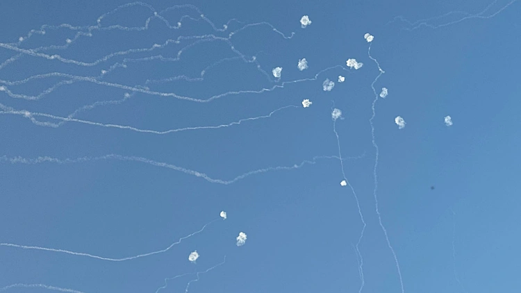 רה"מ דחה את ביקורו בבאקו "בגלל עזה וסוריה"; נמשך הירי מתימן