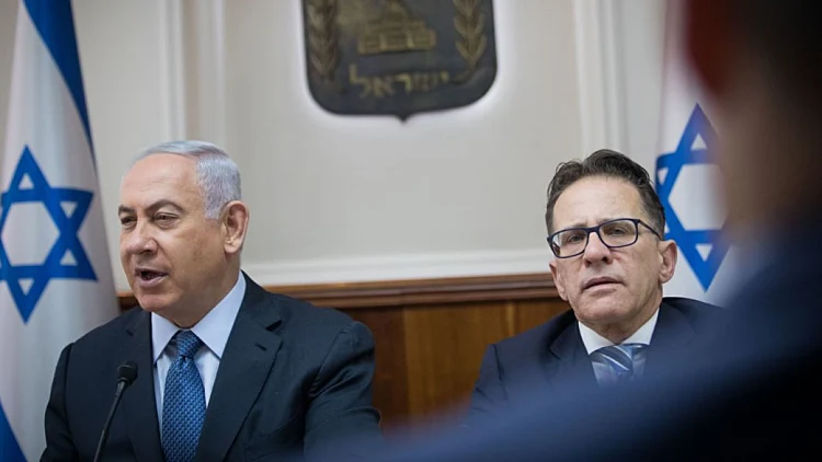 החשד: זיוף ושינוי רישומים שהיו בחזקת המזכירות הצבאית ב-7.10