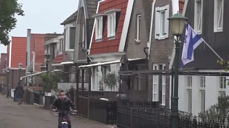 אחרי הפרעות באמסטרדם: הצצה לעיירה הפרו-ישראלית בהולנד