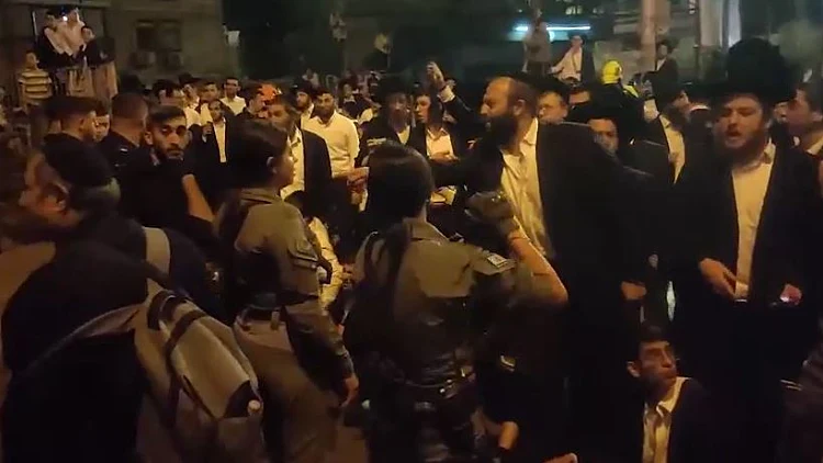 הפגנת חרדים נגד גיוס לצה"ל בבני ברק