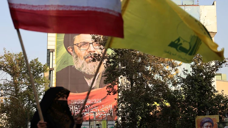 דגלי איראן וחיזבאללה בטהרן על רקע תמונתו של האשם ספי א-דין, שהיה מועמד להחליף את נסראללה