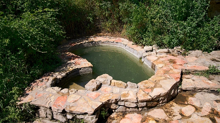 Ein,ksalon,,a,cute,,deep,and,hard To Find,peanut Shaped,pool,in