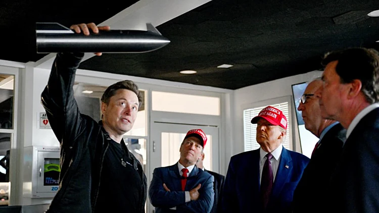 הנשיא הנבחר, מאסק וספינת החלל: המיליארדר שיגר, טראמפ עודד