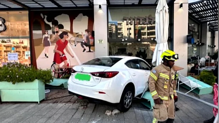 רכב נכנס חזיתית בבית קפה באשקלון: "היינו בטוחים שזה פיגוע"