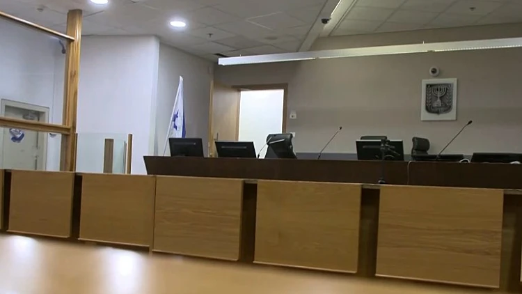 המיגון, הבידוק והכניסה המאובטחת: סיור באולם שבו יעיד נתניהו