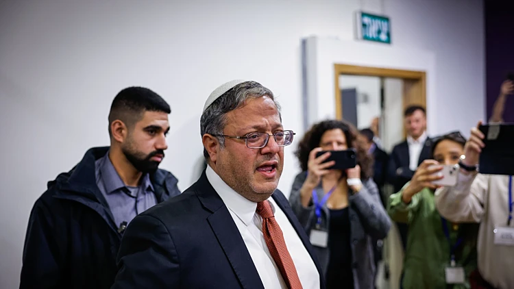 קרובי חטופים לבן גביר: "על כסף לחמאס לא איימת לפרק ממשלה"