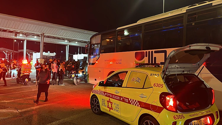 פיגוע במחסום המנהרות: 4 נפצעו מירי לעבר אוטובוס, ילד במצב אנוש