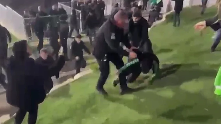 השוטר שתועד בועט בראשו של אוהד מכבי חיפה נחקר במח"ש