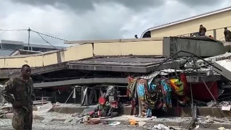 בניינים קרסו: סריקות אחר לכודים ברעש חזק באיי ונואטו