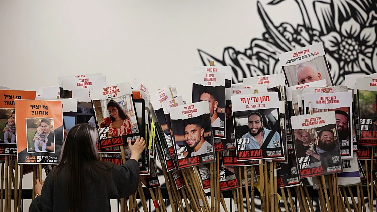 לצד חטופים חיים, בעסקה יושבו גופות: "ישראל דורשת 34 שבויים"