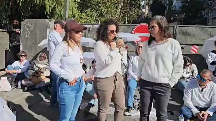 בני משפחות חטופים מפגינים מול המעון בי-ם: "המו"מ חייב להתקדם"