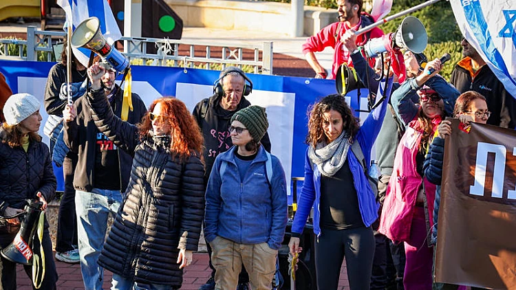 מחאה מול בית לוין: "רואה בעסקה שעת כושר להרס הדמוקרטיה"