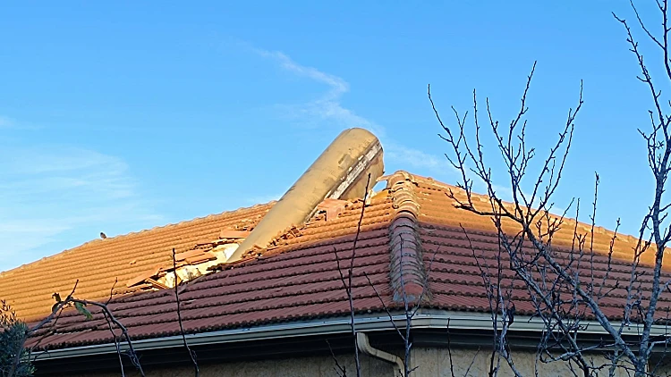 הירי מתימן: רסיסים נפלו על בתים באזור י-ם | תיעוד הנזק