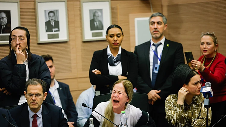 קרובי חטופים בדיון עם כ"ץ: "עסקת סלקציה, לא ניתן לכם לחיות"
