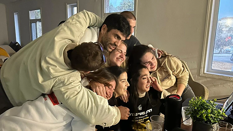 "נחת ואושר": האיחוד המרגש של רומי, אמילי ודורון עם חבריהן