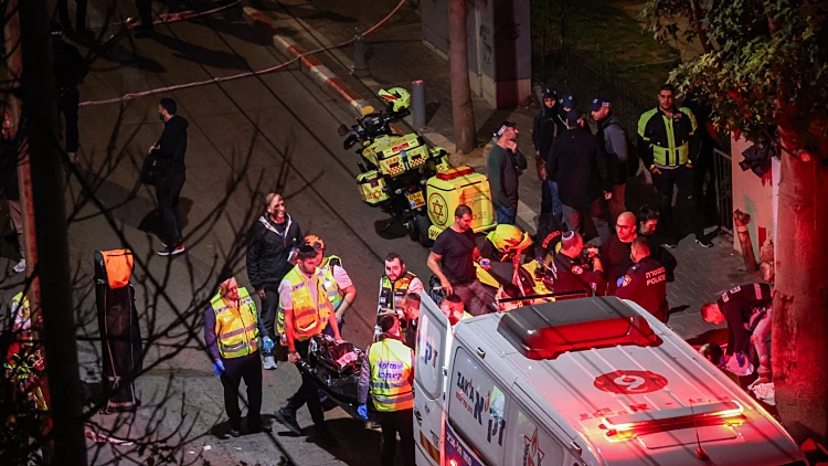 פיגוע דקירה במרכז ת"א: 4 נפצעו בינוני וקל, המחבל חוסל