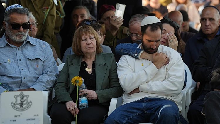 זהבה, אימו של אורון שאול, בהלווייתו
