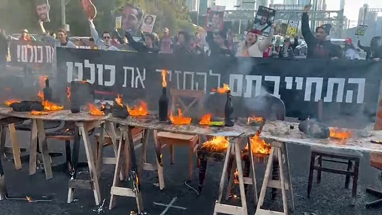 משפחות חטופים הציתו שולחן שבת באיילון: "מאסנו בכיסא הריק"