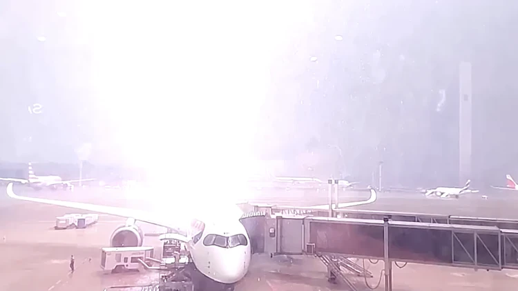 צפו: מטוס של בריטיש איירווייס נפגע מברק במהלך סערה