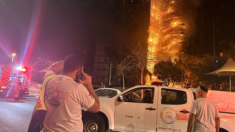 שריפה בבניין בבת ים: בן 75 במצב קשה, בת 20 נפצעה כשקפצה מהחלון