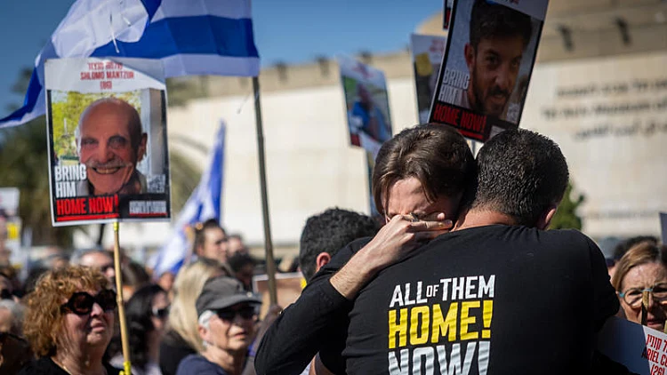 חטופים הוסוו בבגדי נשים והוסתרו במכוניות: עדויות חדשות מהשבי