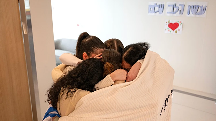 החיבוקים, הדמעות, החיוכים: האיחוד המרגש של אגם והתצפיתניות