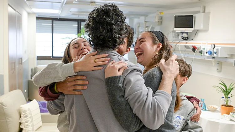 "אבא, זה נגמר. אתה איתנו": המפגש המרגש של עופר עם ילדיו