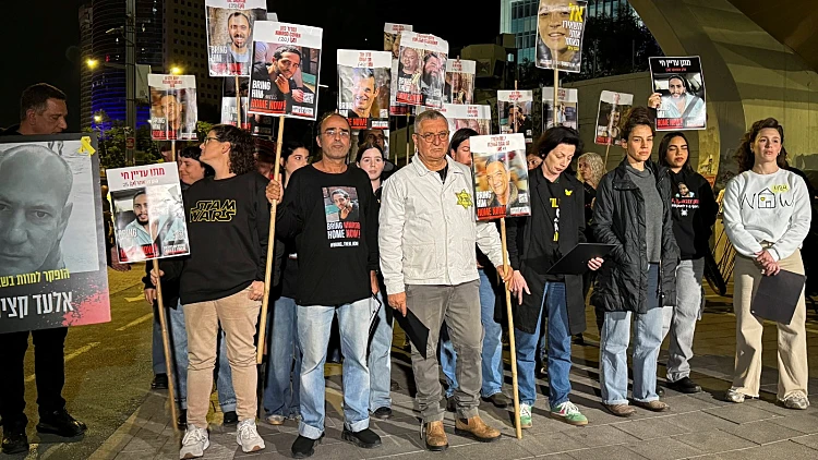 קרובי חטופים: "אם לא טראמפ – עופר, ירדן וקית' לא היו פה"