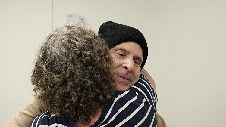 "אהוב שלנו, אתה אלוף ששרדת": חיבוק האיחוד של קית' ומשפחתו