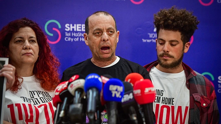 בני משפחתו של עופר קלדרון בהצהרה בביה"ח שיבא בתל השומר