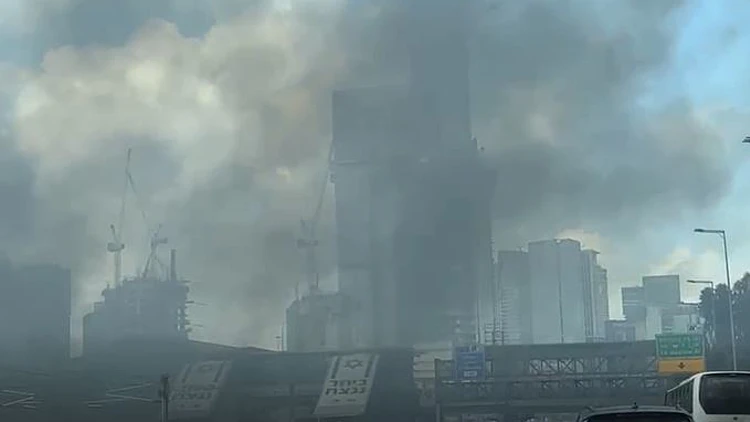 שריפה פרצה סמוך לתחנת ת"א-ההגנה; תיעוד: עשן מעל איילון