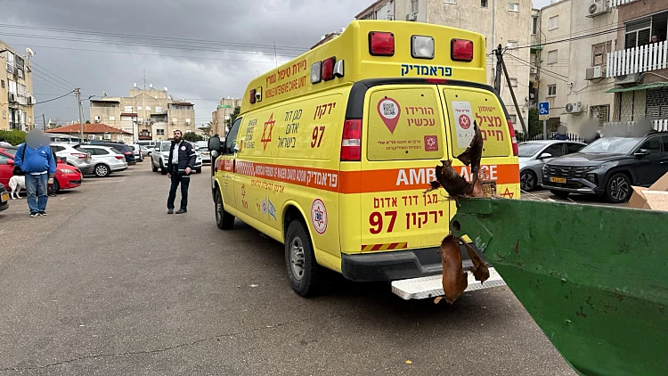 חשד לרצח בנתניה: גבר נדקר למוות, פצוע פונה במצב קשה