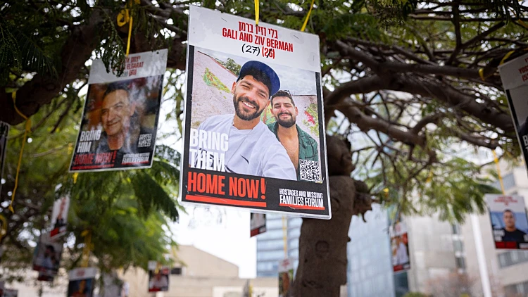 חבריהם של התאומים החטופים במפגן מחאה: "לא שוכחים אותם"