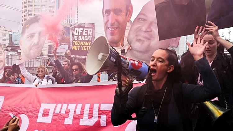 משפחות חטופים ומפגינים חסמו את איילון בקריאה להשלמת העסקה