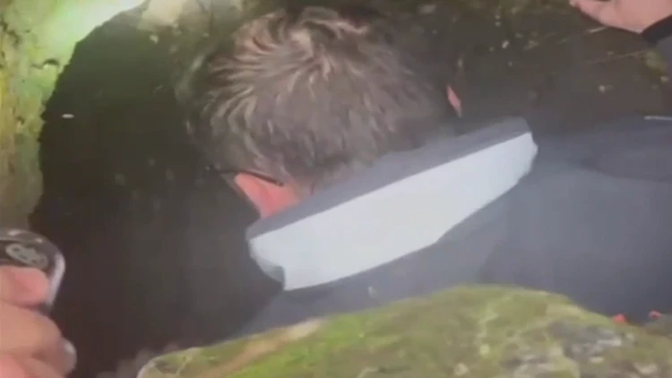 צפו בתיעוד: החובש שחילץ פעוט שנפל לבור בעומק ארבעה מטרים