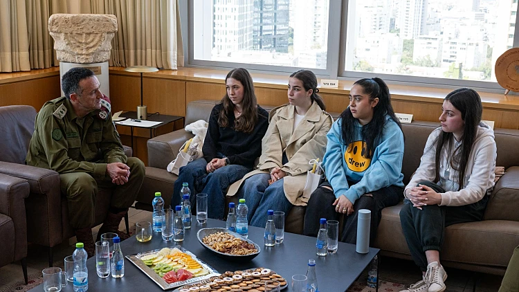 התצפיתניות ששוחררו נפגשו עם הרמטכ"ל: "אסור היה לזלזל בכן"