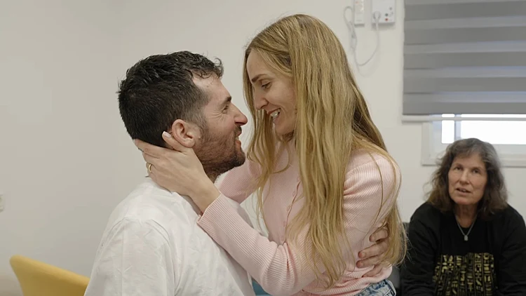 שגיא פגש את משפחתו, ואת בתו שנולדה כשהיה בשבי: "תודה לכולם"