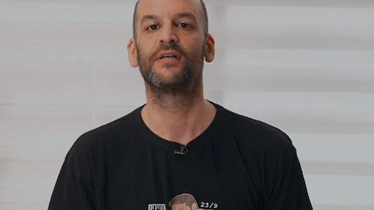 יאיר הורן בדמעות: "לחטופים אין זמן. תחזירו לי את אחי"