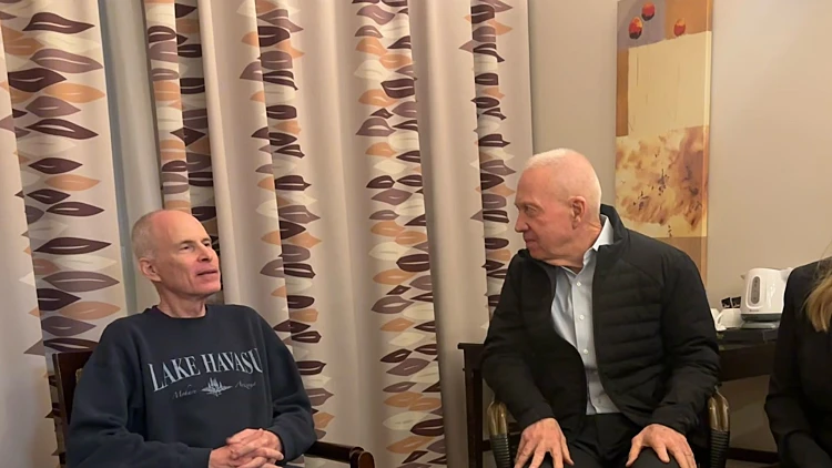 גלנט נפגש עם שורדי שבי; כ"ץ: תוקם מנהלת ליציאת תושבי עזה מרצון