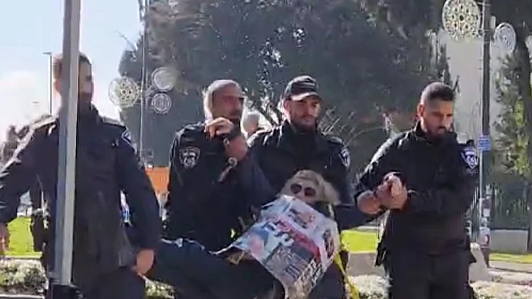 האם השכולה הפגינה למען החטופים - ופונתה בכוח ע"י המשטרה 
