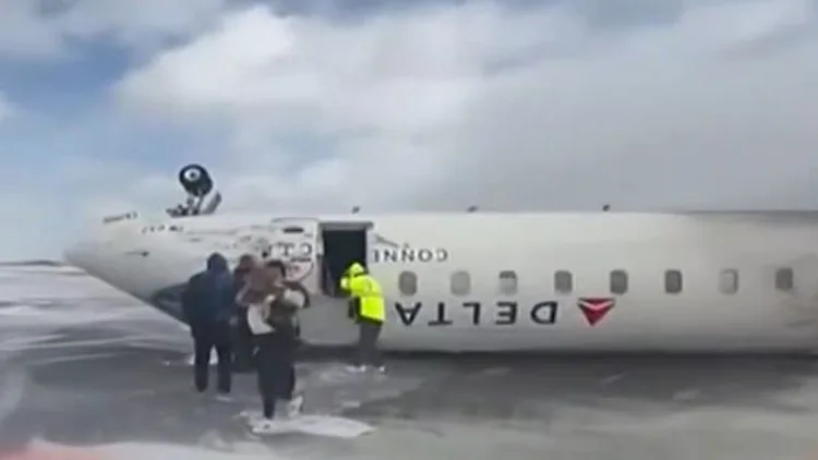 נס על המסלול: מטוס התרסק והתהפך בטורונטו - אך איש לא נהרג