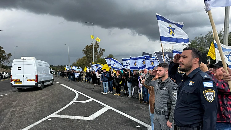 ישראל מתעטפת באבל: מאות אזרחים ליוו את שיירת החללים