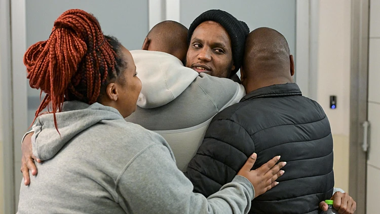 "10 וחצי שנים קשות הגיעו לקיצן": אברה מנגיסטו שוחרר מהשבי