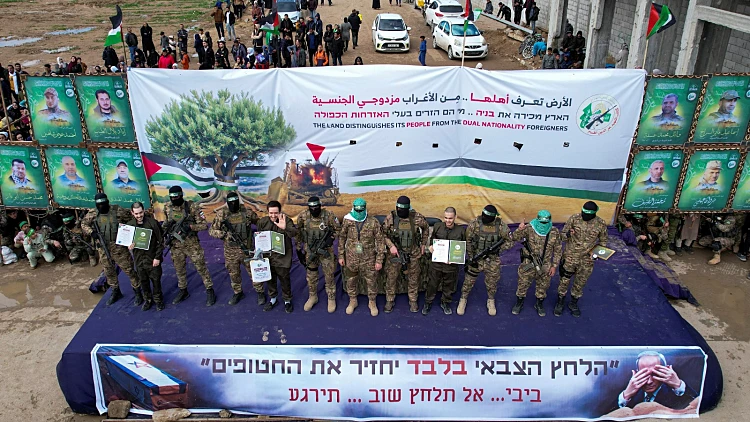 שהייה בתוך כלובים, ובלי חשיפה לתקשורת: העדויות מהשבי