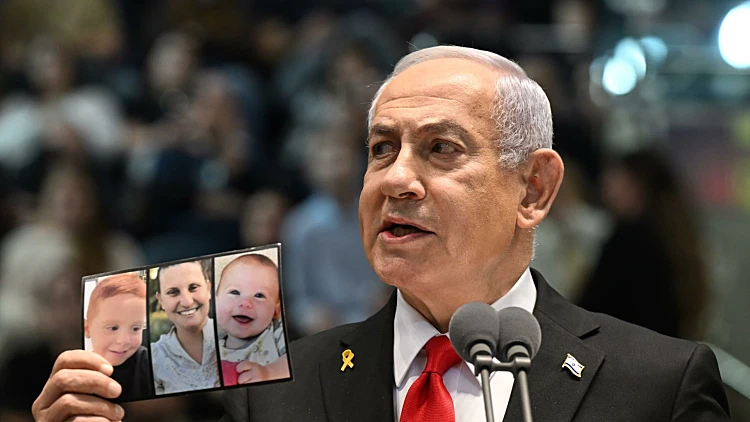 רה"מ הציג תמונה של משפ' ביבס, בקהל קראו: "למה לא החזרת אותם?"