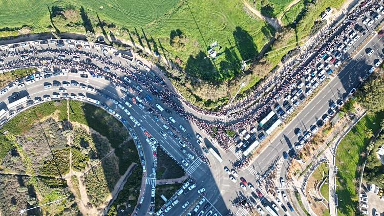 ארץ בוכיה: הלוויות החטופים - והמחווה שלא נראתה כמותה בישראל