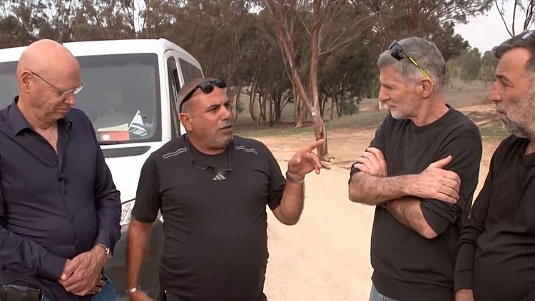 "זה לא קשור לפוליטיקה": המפגש המרגש בין ארבעת גיבורי 7.10