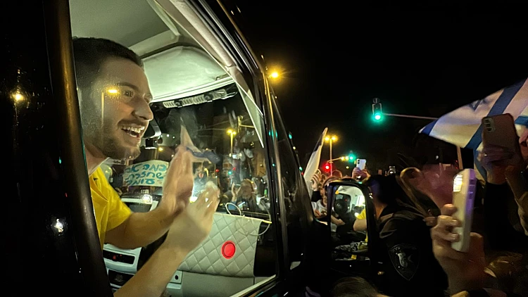 "הוא חזר אלינו": עומר שם טוב שוחרר מביה"ח והתקבל בריקודים