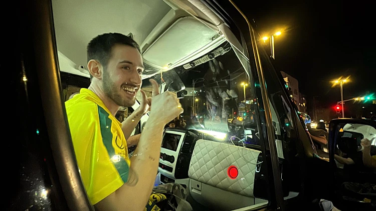 עם ריקודים, דגלים ושלטים: עומר שם טוב חזר הביתה מבית החולים