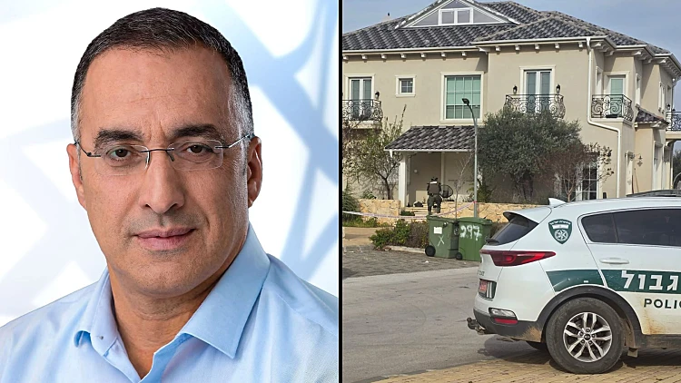 עמית סופר, ראש מועצת מרום הגליל, וכוחות משטרה בפתח ביתו